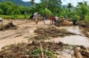 Kondisi wilayah terdampak banjir dan tanah longsor di Kabupaten Gayo Lues, Provinsi Aceh. Hujan berintensitas tinggi memicu luapan lumpur dan tumpukan material kayu yang merusak permukiman warga serta memutus sejumlah akses transportasi utama. (Foto: Sumber BPBD Kabupaten Gayo Lues)
