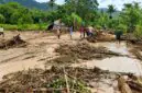 Kondisi wilayah terdampak banjir dan tanah longsor di Kabupaten Gayo Lues, Provinsi Aceh. Hujan berintensitas tinggi memicu luapan lumpur dan tumpukan material kayu yang merusak permukiman warga serta memutus sejumlah akses transportasi utama. (Foto: Sumber BPBD Kabupaten Gayo Lues)