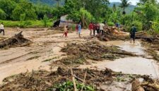 Kondisi wilayah terdampak banjir dan tanah longsor di Kabupaten Gayo Lues, Provinsi Aceh. Hujan berintensitas tinggi memicu luapan lumpur dan tumpukan material kayu yang merusak permukiman warga serta memutus sejumlah akses transportasi utama. (Foto: Sumber BPBD Kabupaten Gayo Lues)