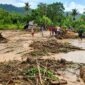 Kondisi wilayah terdampak banjir dan tanah longsor di Kabupaten Gayo Lues, Provinsi Aceh. Hujan berintensitas tinggi memicu luapan lumpur dan tumpukan material kayu yang merusak permukiman warga serta memutus sejumlah akses transportasi utama. (Foto: Sumber BPBD Kabupaten Gayo Lues)