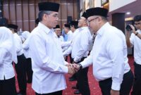 MOMEN PELANTIKAN: Menteri Ketenagakerjaan RI, Yassierli (kiri), memberikan ucapan selamat kepada salah satu dari 12 Pejabat Pimpinan Tinggi Pratama yang baru dilantik di Kantor Kemnaker, Jakarta, Selasa (7/4/2026). Pelantikan ini menekankan pentingnya integritas dan profesionalisme dalam melayani publik. (FOTO : Dok.Biro Humas Kemenaker)