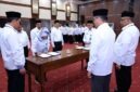 Suasana penandatanganan berita acara pengambilan sumpah jabatan dalam prosesi pelantikan Pejabat Tinggi Madya, Direktur Politeknik Ketenagakerjaan, serta Pejabat Administrator dan Pengawas di lingkungan Kementerian Ketenagakerjaan yang dipimpin langsung oleh Menaker Yassierli di Jakarta, Rabu (1/7/2026). (FOTO : Biro Humas Kemnaker)