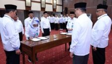 Suasana penandatanganan berita acara pengambilan sumpah jabatan dalam prosesi pelantikan Pejabat Tinggi Madya, Direktur Politeknik Ketenagakerjaan, serta Pejabat Administrator dan Pengawas di lingkungan Kementerian Ketenagakerjaan yang dipimpin langsung oleh Menaker Yassierli di Jakarta, Rabu (1/7/2026). (FOTO : Biro Humas Kemnaker)