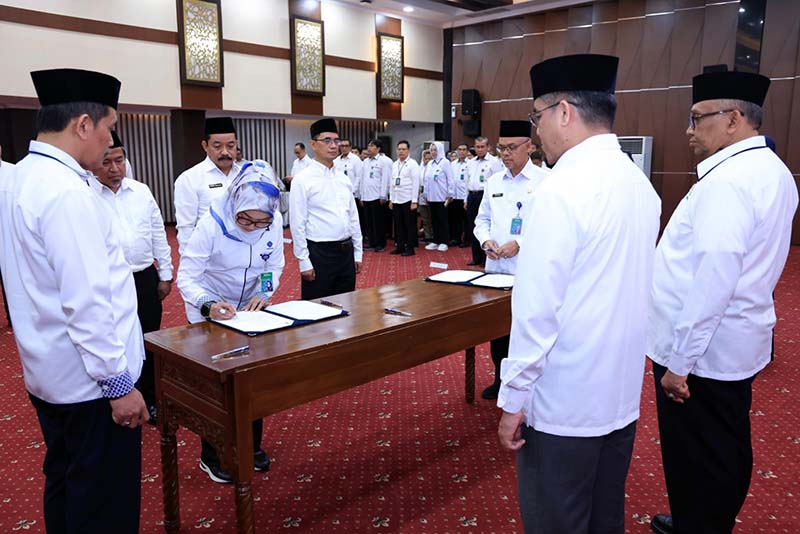 Suasana penandatanganan berita acara pengambilan sumpah jabatan dalam prosesi pelantikan Pejabat Tinggi Madya, Direktur Politeknik Ketenagakerjaan, serta Pejabat Administrator dan Pengawas di lingkungan Kementerian Ketenagakerjaan yang dipimpin langsung oleh Menaker Yassierli di Jakarta, Rabu (1/7/2026). (FOTO : Biro Humas Kemnaker)