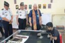 Sekretaris Jenderal Kementerian Ketenagakerjaan (Kemnaker), Cris Kuntadi (tengah), didampingi jajaran petugas pemasyarakatan saat meninjau langsung proses pembuatan batik tulis karya warga binaan di Lapas Kelas I Malang, Jawa Timur, Kamis (7/5/2026).  (FOTO : Dok. Biro Humas Kemenaker)