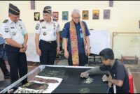 Sekretaris Jenderal Kementerian Ketenagakerjaan (Kemnaker), Cris Kuntadi (tengah), didampingi jajaran petugas pemasyarakatan saat meninjau langsung proses pembuatan batik tulis karya warga binaan di Lapas Kelas I Malang, Jawa Timur, Kamis (7/5/2026).  (FOTO : Dok. Biro Humas Kemenaker)