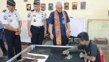 Sekretaris Jenderal Kementerian Ketenagakerjaan (Kemnaker), Cris Kuntadi (tengah), didampingi jajaran petugas pemasyarakatan saat meninjau langsung proses pembuatan batik tulis karya warga binaan di Lapas Kelas I Malang, Jawa Timur, Kamis (7/5/2026).  (FOTO : Dok. Biro Humas Kemenaker)
