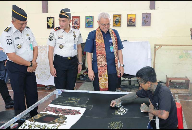 Sekretaris Jenderal Kementerian Ketenagakerjaan (Kemnaker), Cris Kuntadi (tengah), didampingi jajaran petugas pemasyarakatan saat meninjau langsung proses pembuatan batik tulis karya warga binaan di Lapas Kelas I Malang, Jawa Timur, Kamis (7/5/2026).  (FOTO : Dok. Biro Humas Kemenaker)