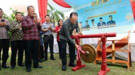 Pj Bupati Tebo Varial Adhi Putra Memukul Gong Launching Program Pendidikan Kesetaraan Paket B dan C di Lapas Kelas II B Muara Tebo. FOTO : HMS