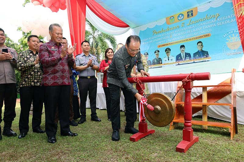 Pj Bupati Tebo Varial Adhi Putra Memukul Gong Launching Program Pendidikan Kesetaraan Paket B dan C di Lapas Kelas II B Muara Tebo. FOTO : HMS