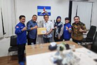 Ketua DPD Partai Demokrat Provinsi Jambi, H. Mashuri, SP, ME menyerahkan berkas Bacaleg Kabupaten/Kota dan Provinsi ke DPP Partai Demokrat di Jakarta, Selasa (2/5/23). FOTO : Ist