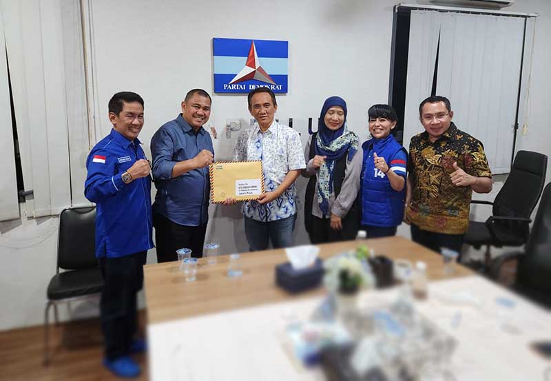 Ketua DPD Partai Demokrat Provinsi Jambi, H. Mashuri, SP, ME menyerahkan berkas Bacaleg Kabupaten/Kota dan Provinsi ke DPP Partai Demokrat di Jakarta, Selasa (2/5/23). FOTO : Ist