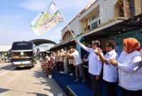 Menteri Ketenagakerjaan, Yassierli, secara simbolis melepas keberangkatan 1.431 pekerja PT Panasonic Manufacturing Indonesia dalam program mudik bersama di Jakarta Timur, Kamis (19/3/2026). Sebanyak 25 bus disiapkan sebagai wujud kepedulian perusahaan terhadap kesejahteraan pekerja menjelang Idulfitri. (FOTO BIRO HUMAS KEMENAKER)