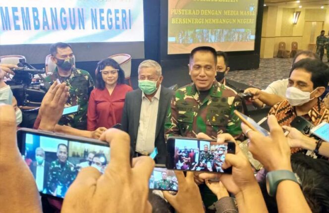 FOTO Danpusterad Letnan Jenderal TNI R Wisnoe Prasetja Boedi saat memberikan sambutan dan membuka Sarasehan Pusterad dengan Media Massa di Hotel Horison Bekasi, Jawa Barat, Rabu, 18 Nopember 2020.