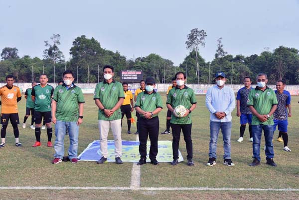 Gubernur Jambi Al Haris didampingi Bupati Batanghari M. Fadhil Arief secara resmi membuka Kompetisi Liga 3 Provinsi Jambi 2021 di Stadion KONI Muara Bulian, Kabupaten Batanghari, Sabtu (16/10/21). FOTO : Media Grup