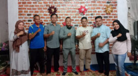 FOTO : Hendra Novariadi, S.Kom [tengah] Ketua Forum Honor Tanjab Barat (FHT) sekaligus Inisiator Mubes Honorer se Provinsi Jambi di Kuala Tungkal.
