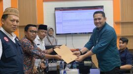 M. Syukur Saat Serahkan Berkas Pencaftaran Calon DPD RI ke KPU Jambi. FOTO : Dhea