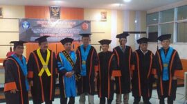 Muhammad Thohir didampingi Istri, anak dan Ibu usai Sandang Gelar Doktor di Universitas Jambi, Jumat (7/7/23). FOTO : IST