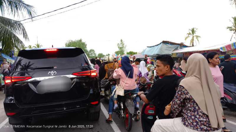 Kondisi kemacetan di lokasi Jajanan Simpang Desa Teluk Sialang (Ist)