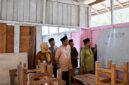 Bupati Tanjab Barat Anwar Sadat Meninjau Usai menyerahkan bantuan Rp15 juta untuk perbaikan Madrasah Diniyah Syuhada Ul Iman di Desa Adi Purwa yang kondisinya memprihatinkan (12/06). (FOTO : Dok. Prokopim TJB)