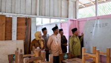 Bupati Tanjab Barat Anwar Sadat Meninjau Usai menyerahkan bantuan Rp15 juta untuk perbaikan Madrasah Diniyah Syuhada Ul Iman di Desa Adi Purwa yang kondisinya memprihatinkan (12/06). (FOTO : Dok. Prokopim TJB)