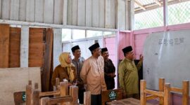 Bupati Tanjab Barat Anwar Sadat Meninjau Usai menyerahkan bantuan Rp15 juta untuk perbaikan Madrasah Diniyah Syuhada Ul Iman di Desa Adi Purwa yang kondisinya memprihatinkan (12/06). (FOTO : Dok. Prokopim TJB)