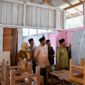 Bupati Tanjab Barat Anwar Sadat Meninjau Usai menyerahkan bantuan Rp15 juta untuk perbaikan Madrasah Diniyah Syuhada Ul Iman di Desa Adi Purwa yang kondisinya memprihatinkan (12/06). (FOTO : Dok. Prokopim TJB)
