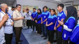 Menaker Yassierli (mengenakan kemeja krem di sisi kiri) sedang berdialog langsung dan mendengarkan penjelasan dari para peserta serta alumni Program Magang Nasional. (FOTO : Dok. Biro Humas Kemnaker)