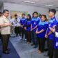 Menaker Yassierli (mengenakan kemeja krem di sisi kiri) sedang berdialog langsung dan mendengarkan penjelasan dari para peserta serta alumni Program Magang Nasional. (FOTO : Dok. Biro Humas Kemnaker)