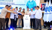 Menteri Ketenagakerjaan Yassierli didampingi para pejabat Kemnaker meresmikan pembukaan Program Pemagangan Nasional MagangHub Batch 2 Angkatan II di Jakarta. (Foto: Dok. Kemnaker)