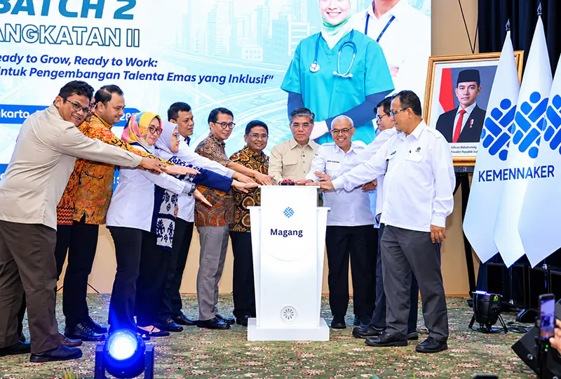 Menteri Ketenagakerjaan Yassierli didampingi para pejabat Kemnaker meresmikan pembukaan Program Pemagangan Nasional MagangHub Batch 2 Angkatan II di Jakarta. (Foto: Dok. Kemnaker)