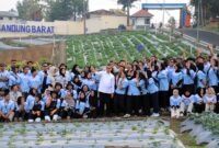 Menteri Ketenagakerjaan Yassierli berfoto bersama dengan para peserta pelatihan saat melakukan kunjungan kerja di Balai Pelatihan Vokasi dan Produktivitas (BPVP) Bandung Barat, Jawa Barat, Jumat (9/10/2026). (FOTO : Dok. Biro Humas Kemnaker)