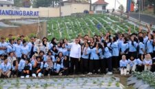 Menteri Ketenagakerjaan Yassierli berfoto bersama dengan para peserta pelatihan saat melakukan kunjungan kerja di Balai Pelatihan Vokasi dan Produktivitas (BPVP) Bandung Barat, Jawa Barat, Jumat (9/10/2026). (FOTO : Dok. Biro Humas Kemnaker)
