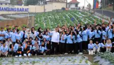 Menteri Ketenagakerjaan Yassierli berfoto bersama dengan para peserta pelatihan saat melakukan kunjungan kerja di Balai Pelatihan Vokasi dan Produktivitas (BPVP) Bandung Barat, Jawa Barat, Jumat (9/10/2026). (FOTO : Dok. Biro Humas Kemnaker)