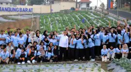 Menteri Ketenagakerjaan Yassierli berfoto bersama dengan para peserta pelatihan saat melakukan kunjungan kerja di Balai Pelatihan Vokasi dan Produktivitas (BPVP) Bandung Barat, Jawa Barat, Jumat (9/10/2026). (FOTO : Dok. Biro Humas Kemnaker)