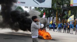 Demo Ratusan Mahasiswa dari Organisasi Pergerakan Mahasiswa Jambi Berdemonstrasi Menolak Kenaikan Harga Bahan Bakar Minyak sampai Bakar Ban Belas, Kamis (1/9/22). FOTO : Noval