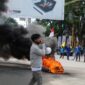 Demo Ratusan Mahasiswa dari Organisasi Pergerakan Mahasiswa Jambi Berdemonstrasi Menolak Kenaikan Harga Bahan Bakar Minyak sampai Bakar Ban Belas, Kamis (1/9/22). FOTO : Noval