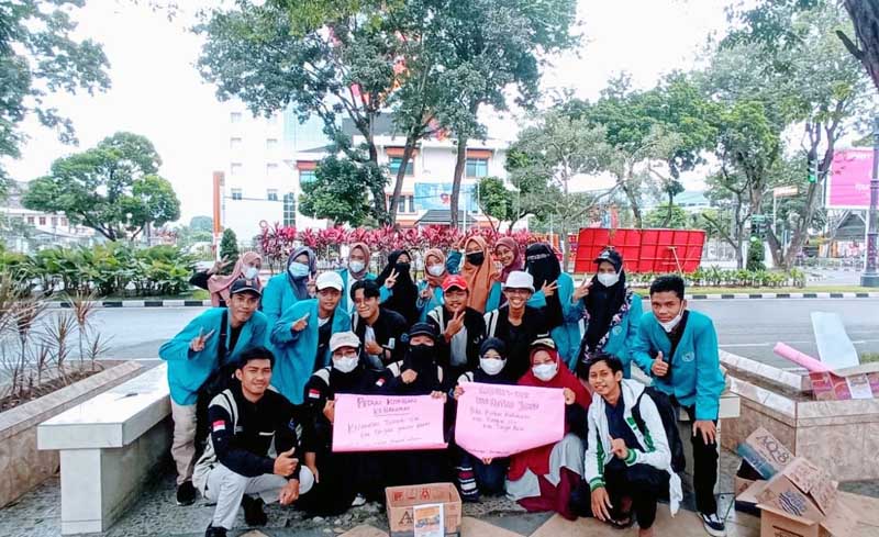 Mahasiswa-Mahasiswi IMADIKSI-KIPK UIN Suthan Jambi Galang Dana Untuk Korban Kebakaran Kuala Tungkal, Senin (7/2/22). FOTO : DOK/Val