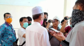 FOTO : Ketua MUI Tanjab Barat Drs. H. Mahyuddin Arif, M.Ud Saat Diwawancarai Wartawsn di Gedung DPRD usai rapat bersama, Kamis (16/04/20).