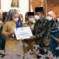 FOTO : Wakil Gubernur Jambi H. Abdullah Sani Menyerahkan Piagam Penghargaan pada Acara Puncak Hari Ibu ke-93 Tahun 2021 di Auditorium Rumah Dinas Gubernur Jambi, Selasa (28/12/21).