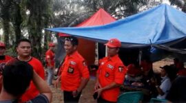 Anggota PBB Melakukan Penjagaan di makam Brigadir Yosua Hutabarat atau Brigadir J di TPU Desa Suka Makmur, Sungai Bahar, Kabupaten Muaro Jambi. (FOTO : Dhea)