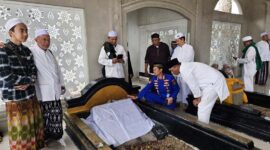 Dirpolairud Polda Jambi dan Rombongan Dari Ponpes Daaru Attauhid Saat Berada di Aream Makam Datuk Rangkayo Hitam Kec. Berbak, Kab. Tanjab Timur, Sabtu (19/04/25). FOTO : PID-Polairud