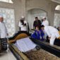 Dirpolairud Polda Jambi dan Rombongan Dari Ponpes Daaru Attauhid Saat Berada di Aream Makam Datuk Rangkayo Hitam Kec. Berbak, Kab. Tanjab Timur, Sabtu (19/04/25). FOTO : PID-Polairud