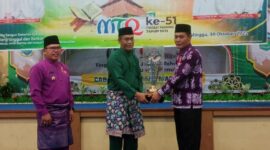 Asisten I Setda Tanjab Barat Hidayat, MH Menyerahkan Piala Bergilir Juara Umum MTQ ke 50 tahun 2021, kepada Kakanwil Kemenag Provinsi Jambi H. Zoztafia yang selanjutnya diserahkan kepada Wali Kota Kota Sungai Penuh Ahmad Zubair selaku Tuan Rumah MTQ ke 51 tahun 2022. FOTO : Bag. Kesra