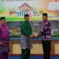 Asisten I Setda Tanjab Barat Hidayat, MH Menyerahkan Piala Bergilir Juara Umum MTQ ke 50 tahun 2021, kepada Kakanwil Kemenag Provinsi Jambi H. Zoztafia yang selanjutnya diserahkan kepada Wali Kota Kota Sungai Penuh Ahmad Zubair selaku Tuan Rumah MTQ ke 51 tahun 2022. FOTO : Bag. Kesra