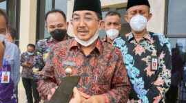 FOTO : Bupati Tanjab Barat Drs. H. Anwar Sadat, M.Ag