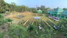 eluruh civitas akademika MAN Insan Cendekia Jambi saat melaksanakan upacara bendera di lapangan utama madrasah. Kedisiplinan dan semangat nasionalisme senantiasa ditanamkan dalam setiap kegiatan untuk membentuk generasi unggul yang berkarakter islami. (FOTO : Dok. MAN IC JAMBI)