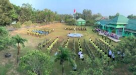 eluruh civitas akademika MAN Insan Cendekia Jambi saat melaksanakan upacara bendera di lapangan utama madrasah. Kedisiplinan dan semangat nasionalisme senantiasa ditanamkan dalam setiap kegiatan untuk membentuk generasi unggul yang berkarakter islami. (FOTO : Dok. MAN IC JAMBI)