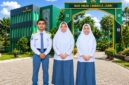TIGA DEBATER UNGGULAN: (Dari kiri ke kanan) Bintang Aleric, Putri Syakira, dan Aisha Victoria Nizori berfoto bersama di depan Gerbang Utama MAN Insan Cendekia Jambi. Ketiga siswa ini sukses menyapu bersih gelar Pembicara Terbaik (Best Speaker) 1, 2, dan 3 pada ajang Lomba Debat Indonesia (LDI) 2026 tingkat Kabupaten Muaro Jambi dan siap melaju ke tingkat Provinsi Jambi. (FOTO : Dok. Istimewa/MAN IC Jambi)