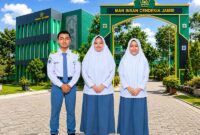 TIGA DEBATER UNGGULAN: (Dari kiri ke kanan) Bintang Aleric, Putri Syakira, dan Aisha Victoria Nizori berfoto bersama di depan Gerbang Utama MAN Insan Cendekia Jambi. Ketiga siswa ini sukses menyapu bersih gelar Pembicara Terbaik (Best Speaker) 1, 2, dan 3 pada ajang Lomba Debat Indonesia (LDI) 2026 tingkat Kabupaten Muaro Jambi dan siap melaju ke tingkat Provinsi Jambi. (FOTO : Dok. Istimewa/MAN IC Jambi)
